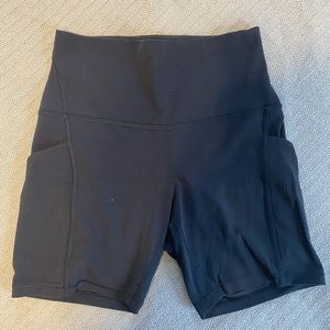 Like new Lulu 6” align pocket bike short